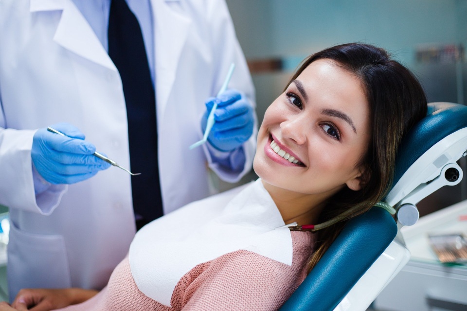 Mujer en el dentista sonríe a la cámara